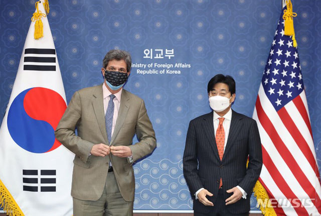 ▲ 호세 페르난데스 美국무부 경제성장·에너지 담당 차관이 17일 오전 제6차 한미고위급경제협의회(SED)를 갖기 전에 최종문 외교부 제2차관과 함께 사진 찍을 준비를 하고 있다. ⓒ뉴시스. 무단전재 및 재배포 금지.