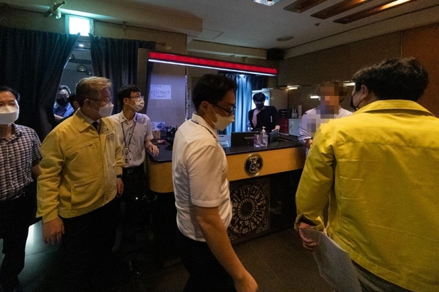 ▲ 지난 7월 '몰래영업' 유흥주점 급습한 당시 이재명 경기도지사. ⓒ경기도