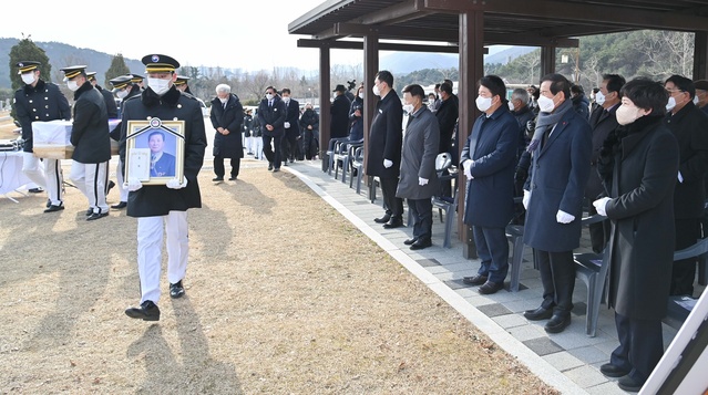 ▲ 권영진 대구시장은 12월 17일 오전 11시 국립대전현충원에서 유가족, 장상수 대구시의회 의장, 강은희 교육감, 김원웅 광복회장 등이 참석해 거행된 故장병하 애국지사의 안장식에 참석해 헌화하고 분향하며 고인의 마지막 가는 길을 함께했다.ⓒ대구시