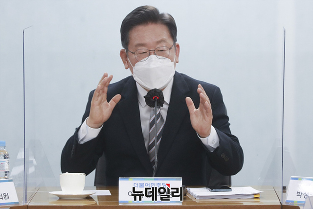 ▲ 이재명 더불어민주당 대선후보가 지난 16일 오전 서울 여의도 더불어민주당 중앙당사에서 인터넷 언론사와 합동 인터뷰를 갖고 있다. ⓒ뉴데일리 DB