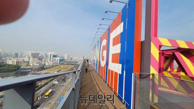 ▲ 광주 폴리의 대표적인 것이 광주 동구 제봉로에 위치한 ‘뷰폴리&설치작업 자율건축’.  이곳 타워 꼭대기에는‘CHANGE’가 눈에 들어오는데 계단형 데크에 앉아 무등산과 도심 풍경은 그야말로 감탄이 절로 나온다.ⓒ뉴데일리