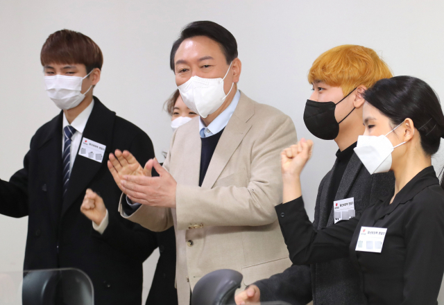 ▲ 국민의힘 윤석열 대선 후보가 18일 오전 국회 의원회관에서 열린 청년보좌역 공개모집 현장을 방문해 면접자들을 격려하고 있다. ⓒ연합뉴스