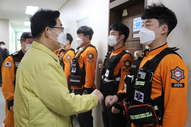 ▲ 양승조 지사가 지난 1월 천안서북소방서를 방문해 구급대원 등 현장대원을 격려하고 있다.ⓒ충남도소방본부