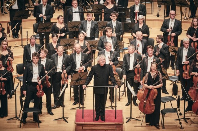 ▲ 지휘자 사이먼 래틀이 이끄는 런던 심포니.ⓒ롯데콘서트홀