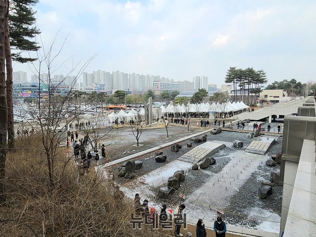 ▲ 코로나19 검사도 고행길. 천안시가 운영하는 선별진료소에 수백여명의 시민들이 코로나19 검사를 받기 위해 긴 줄을 서서 대기하고 있다.ⓒ김정원 기자