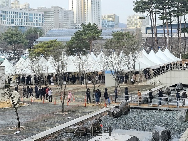 ▲ 코로나19 진단검사를 받기 위해 기다리고 있는 천안시민들.ⓒ김정원 기자