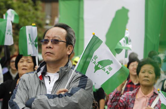 ▲ 지난 18일 대만 국민투표에서 국민당이 요구한 4개 안건이 모두 부결, 집권당인 민진당이 사실상 승리했다. 대만독립을 추구하는 민진당은 미국과의 관계개선에 열심이다. 대만 국민들 또한 '하나의 중국' 원칙을 거부하는 사람이 다수를 차지하고 있다. 사진은 2018년 10월 타이페이에서 열린 대만독립시위 모습. ⓒ