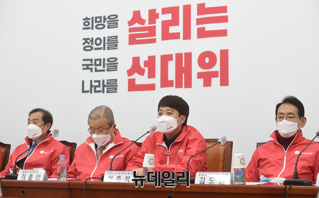 ▲ 이준석 국민의힘 상임선거대책위원장이 20일 오전 국회에서 열린 중앙선거대책위원회의에서 모두발언을 하고 있다.ⓒ이종현 기자