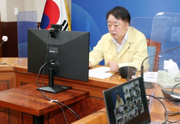▲ 한범덕 청주시장이 20일 온라인 영상회의로 열린 주간업무보고회의를 주재하고 있다.ⓒ청주시