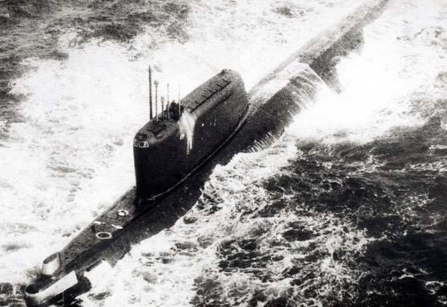 ▲ 냉전 시절 포착된 소련의 '호텔급' 잠수함. '호텔급'은 개량을 거쳐 Ⅲ형까지 생산했다. ⓒ미국 국방부 기밀해제사진.