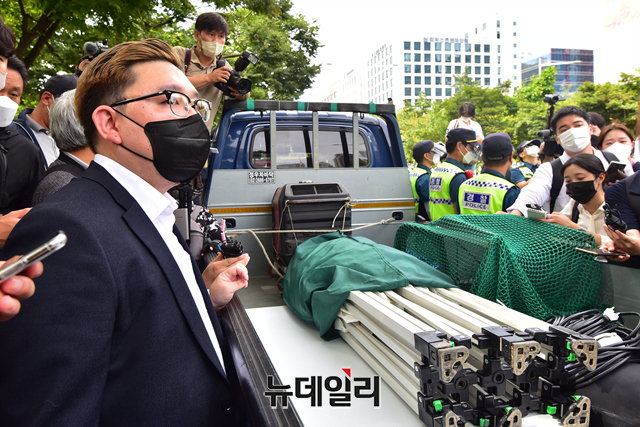 ▲ 코로나 사태로 경영난과 생활고로 인해 극단적인 선택을 한 자영업자들을 추모하는 합동분향소 설치가 서울시와 경찰 제지로 무산된 지난 9월 16일 오후 서울 여의도 KDB산업은행 인근에서 김기홍 자영업자비대위 공동대표가 기자회견을 갖고 있다. ⓒ강민석 기자