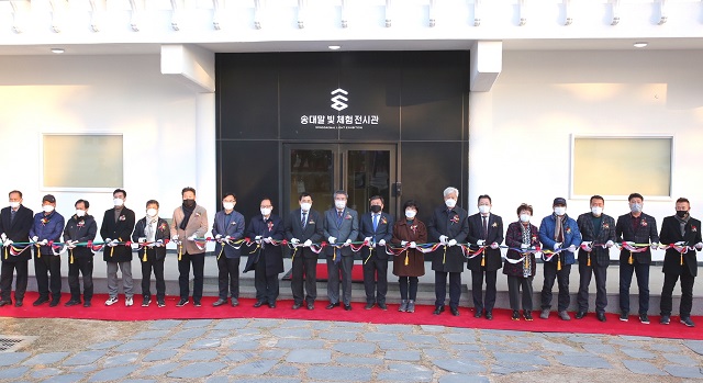 ▲ ‘송대말 등대 빛 체험전시관’ 조성사업 준공식에서 주낙영 시장을 비롯해 참여자들이 테잎 커팅식을 하고 있다.ⓒ경주시