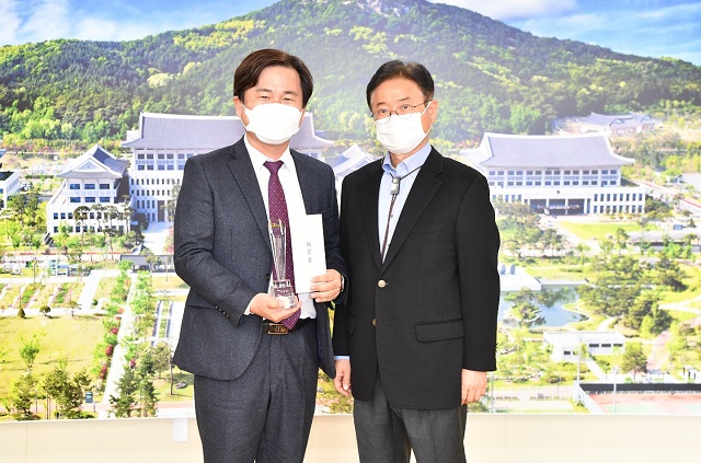 ▲ 왼쪽부터 김호진 경주시 부시장, 이철우 경북도지사.ⓒ경주시