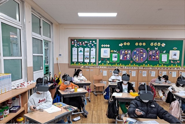 ▲ 초등학교들이 VR기기를 이용한 생존수영 수업을 실시하고 있다.ⓒ대한구조협회