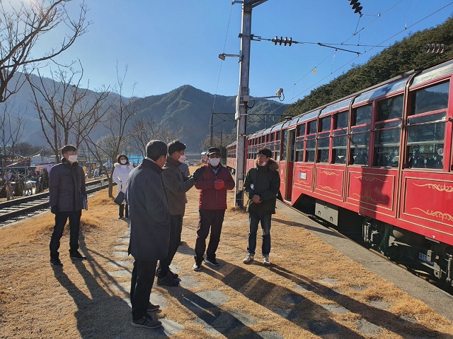 ▲ 엄태항 군수는 지난 18일 겨울철 대표 관광명소인 분천산타마을을 방문해 각종 사업추진 상황을 점검했다.ⓒ봉화군