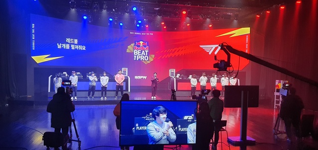 ▲ 수성대 e스포츠단 선수들이 ‘2021 LOL(League of Legends) 대학리그’ 최종 시리즈에서 우승을 차지한 뒤 프로 최강팀인 T1과 핸디캡 이벤트 경기를 펼친 뒤 기념 촬영하고 있다.ⓒ수성대