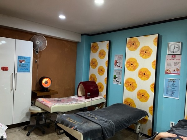 ▲ 대전시 민생사법경찰과는 21일 무신고 미용업소 5곳에 대해 공중위생관리법 위반혐의로 입건했다. 사진은 불법 미용 행위를 한 무신고 미용업소 단속 현장.ⓒ대전시