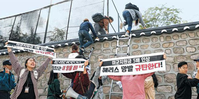 ▲ 2019년 10월 사다리를 이용해 주한미국대사 관저로 침입하는 대진연 회원들. 참고로 