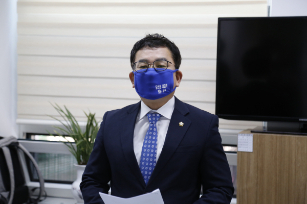 ▲ 김창관 대전 서구의원이 21일 대전시의회 기자실에서 내년 6월 서구청장 출마를 선언하고 있다.ⓒ대전시의회 
출입 합동기자단