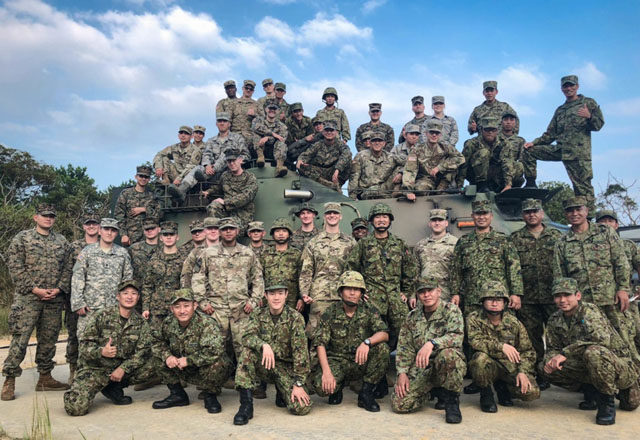 ▲ 오키나와에서 미군과 육상자위대가 합동 화생방훈련을 한 뒤 기념사진을 찍었다. ⓒ미육군 공개사진.