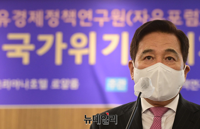 ▲ 심재철 자유경제정책연구원(자유포럼) 이사장이 지난 11월 17일 오후 서울 종로구 코리아나호텔에서 자유민주연구학회와 자유민주연구원 공동 주최로 열린 창립 세미나에서 인사말을 하고 있다. ⓒ정상윤 기자