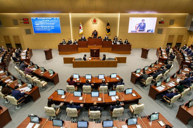 ▲ 경상북도의회는 21일 ‘지역대표성 강화와 도·농간 균형발전을 위한 광역의원 선거구 획정 방식 개선 촉구 건의안’을 제327회 정례회 본회에서 채택하여, 국회 및 각 중앙부처에 건의했다.ⓒ경북도의회