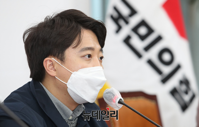 ▲ 이준석 국민의힘 대표겸 상임선대위원장이 22일 오후 국회에서 상임선대위원장직 사퇴를 밝히고 있다.ⓒ이종현 기자