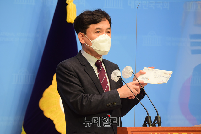 ▲ 국민의힘 이재명비리검증특별위원회 김진태 위원장이 21일 오전 국회 소통관에서 더불어민주당 이재명 대선 후보 비리 의혹 관련해 기자회견을 하고 있다. 이날 김 위원장은 '이재명 조폭 뇌물설'을 제기하는 폭력조직 국제마피아파 출신 박철민씨의 친구 장모씨가 이재명 후보에게 총 7차례에 걸쳐 현금 약 10억원을 전달했다는 장씨의 자필편지 2장을 공개했다.ⓒ이종현 기자