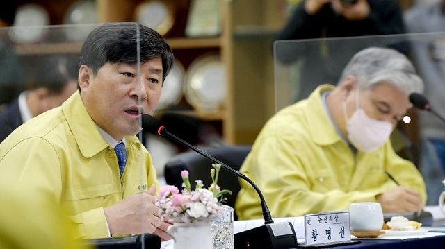 ▲ 황명선 충남시장군수협의회장(논산시장)이 21일 충남 금산군청 회의실에서 열린 충남시장군수협의회와 제23회 충청남도 지방정부회의에 참석해 모두 발언을 하고 있다.ⓒ논산시