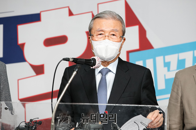 ▲ 김종인 국민의힘 총괄선대위원장이 22일 오후 서울 여의도 국민의힘 당사에서 대장동 사건 특검 촉구 긴급 기자회견을 하고 있다. ⓒ이종현 기자(사진=공동취재단)