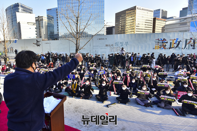 ▲ 22일 오후 정부의 특별방역대책에 반발한 자영업자들이 서울 종로구 광화문시민열린마당에서 정부의 방역 강화안을 규탄하는 총궐기 대회를 하고 있다. ⓒ강민석 기자