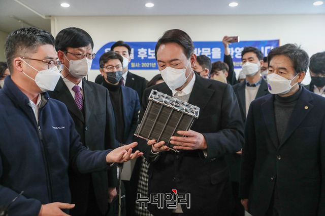▲ 호남지역을 방문중인 윤석열 국민의힘 대선후보가 22일 오후 전북 완주군 수소특화 국가산업단지 를 방문해 시설을 둘러보고 있다.ⓒ정상윤 기자(사진=윤석열 캠프)