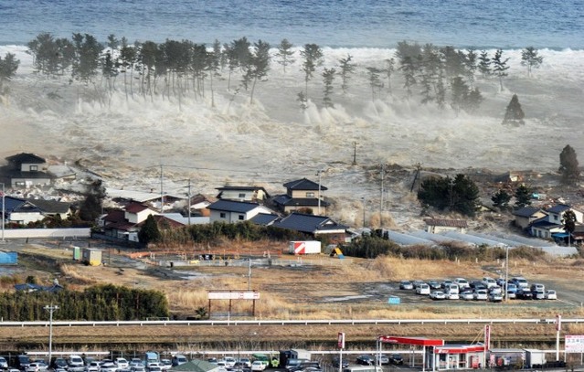 ▲ 2011년 3월 도호쿠 대지진 당시 미야기현 나토리 해안을 덮치는 쓰나미. ⓒ뉴시스. 무단전재 및 재배포 금지.