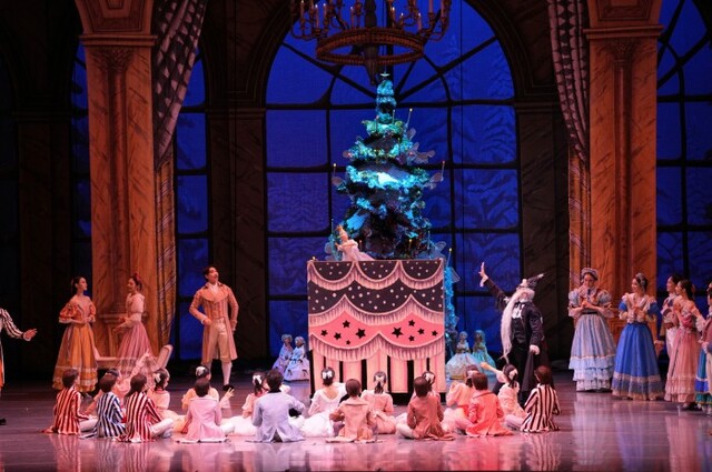 ▲ '호두까기인형' 1막 크리스마스 이브 파티.ⓒ유니버설발레단