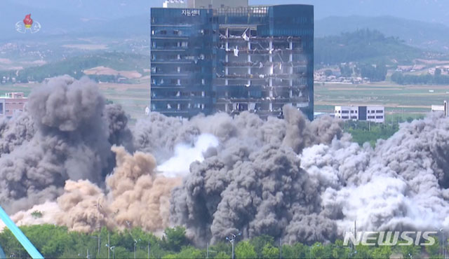 ▲ 지난해 6월 북한은 개성소재 남북공동연락사무소를 폭파했다. 지난해 9월 서해상 해수부 공무원 피살사건 이후로 북한은 아예 대화를 거부하고 있다. ⓒ뉴시스. 무단전재 및 재배포 금지.