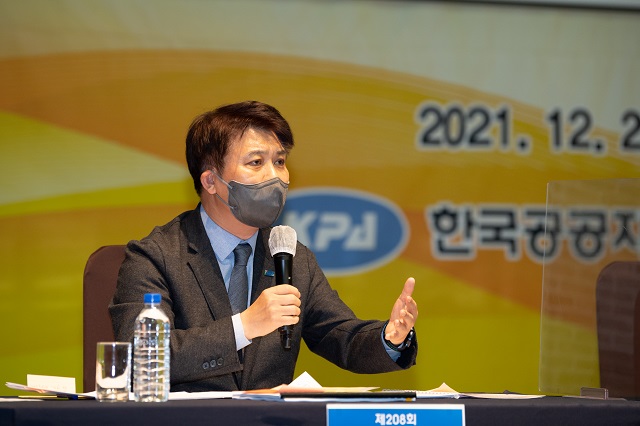 ▲ 이희진 군수가 ‘제208회 지역정책연구포럼’에서 정책적 견해를 제언하고 있다.ⓒ영덕군