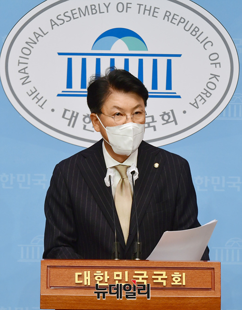 ▲ 이준석 국민의힘 대표로부터 사실상 '윤핵관(윤석열 대통령후보 핵심 관계자)'로 지목 당한 장제원 의원이 