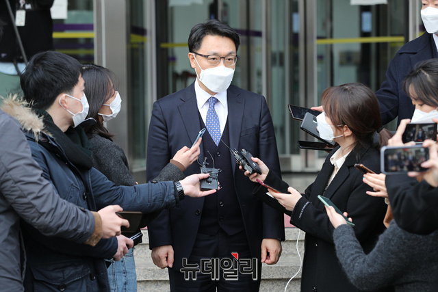 ▲ 기자들과 일문일답을 하고 있는 김진욱 공수처장. ⓒ경기 과천=정상윤 기자