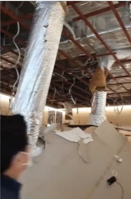 ▲ 더현대 서울의 지붕 붕괴현장.ⓒSNS