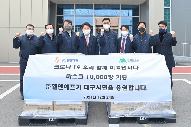 ▲ 권영진 대구시장은 12월 24일 오전 10시, 대구 시총 1위 기업(코스닥 전국 4위) 엘앤에프 구지1공장을 방문해 생산 공정별로 현장을 둘러보고 관계자를 격려했다.ⓒ대구시