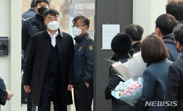 ▲ 내란선동 등의 혐의로 복역 중이던 이석기 전 통합진보당 의원이 가석방돼 24일 오전 대전교도소를 나서고 있다. ⓒ뉴시스