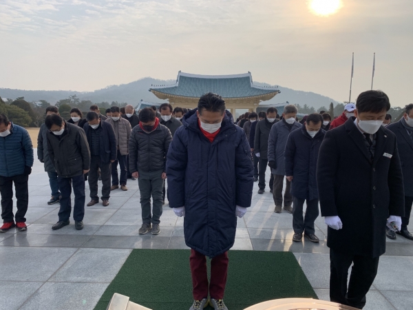 ▲ 장동혁 국민의힘 유성갑 당협위원장이 20대 대선 필승을 향한 도보 행진에 앞서 국립대전현충원에서 당협 관계자들과 참배를 하고 있다.ⓒ국민의힘 대전시당