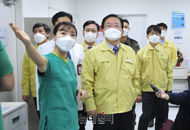 ▲ 김부겸 국무총리가 지난 17일 오후 경기도 성남시 분당구 국군수도병원에서 감염병 전담병원 현장 점검을 하고 있다. ⓒ이종현 기자