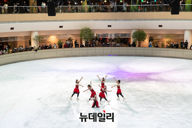 ▲ 롯데월드가 크리스마스인 25일 오후 서울 송파구 롯데월드 어드벤처 지하3층 아이스가든에서 피겨 아이스쇼를 선보이고 있다. ⓒ롯데월드