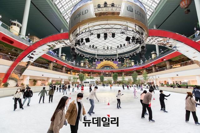 ▲ 롯데월드가 크리스마스인 25일 오후 서울 송파구 롯데월드 어드벤처 지하3층 아이스가든에서 피겨 아이스쇼를 선보이고 있다. ⓒ롯데월드