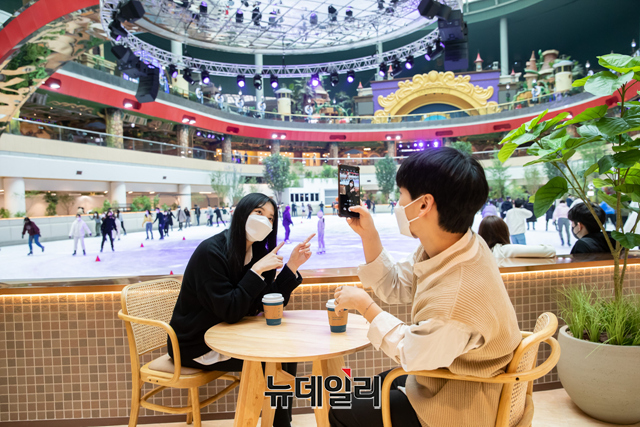 ▲ 롯데월드가 크리스마스인 25일 오후 서울 송파구 롯데월드 어드벤처 지하3층 아이스가든에서 피겨 아이스쇼를 선보이고 있다. ⓒ롯데월드