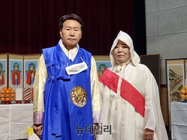 ▲ 무형문화재 제61호 정영도 선생, 자리걷이 보존회 대전지부 한병옥 대전지부장.ⓒ김경태 기자