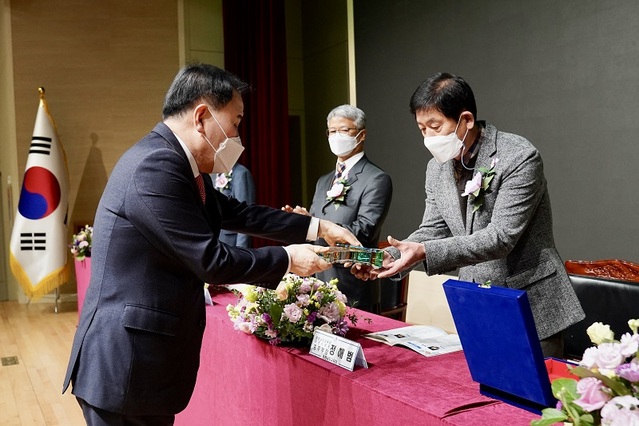 ▲ 김지철 충남도교육감이 지난 24일 제33회 충남도교육상 수상자인 정해범 안전수련원 총무부장에게 상을 전달하고 있다.ⓒ충남도교육청