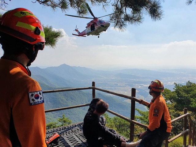 ▲ 지난 10월 20일 충남 공주 계룡산 연천봉 인근에서 발목 부상 환자를 이송하기 위해 충남119항공대 소방헬기가 접근하고 있다.ⓒ충남소방본부