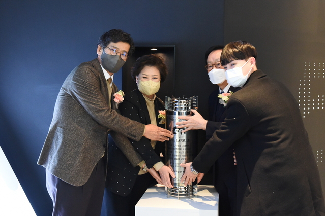 ▲ 23일 개교50주년 에필로그 행사에서 윤태경 총동창회장, 남성희 총장, 신정필 회장, 권주헌 총학생회장(왼쪽부터)이 타입캡슐 매립식을 실시하고 기념촬영을 하고 있다.ⓒ대구보건대